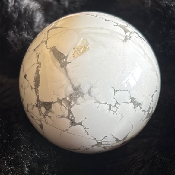 Howlite sphere - Picture 4 of 8